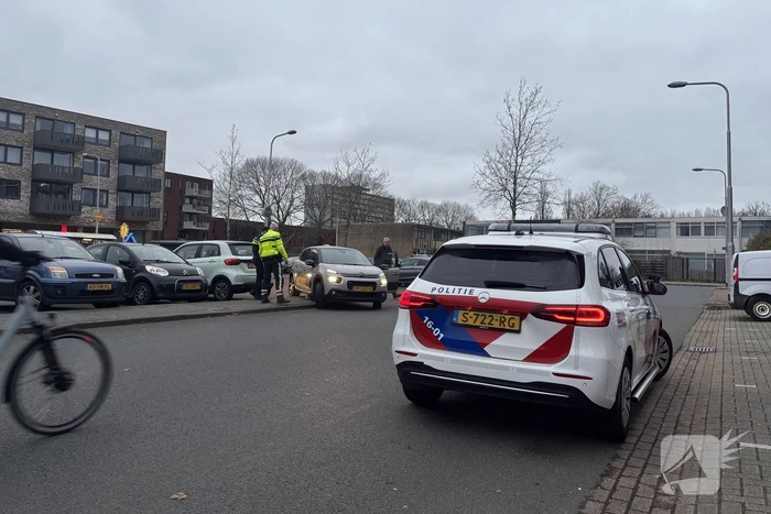 Automobiliste rijdt vast op betonblok