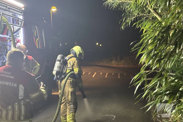 Brandweer blust kleine buitenbrand