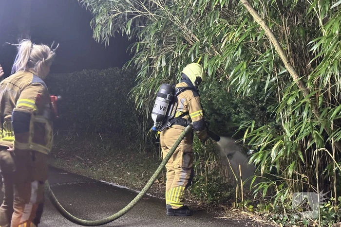 Brandweer blust kleine buitenbrand