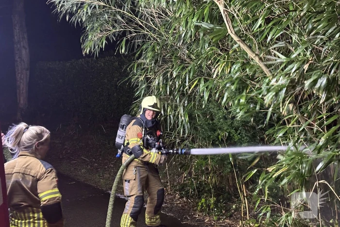 Brandweer blust kleine buitenbrand