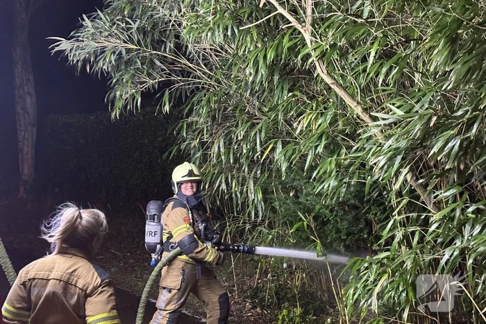 Brandweer blust kleine buitenbrand