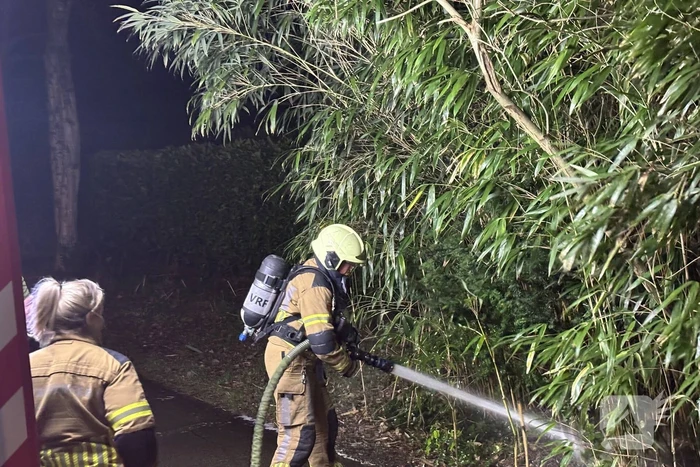 Brandweer blust kleine buitenbrand