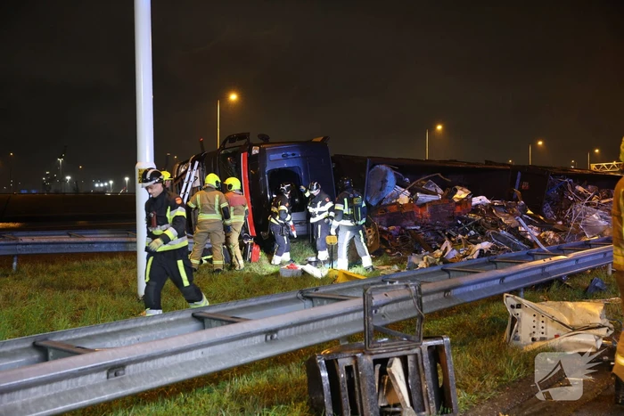 Bestuurder bevrijdt na ongeval vrachtwagen