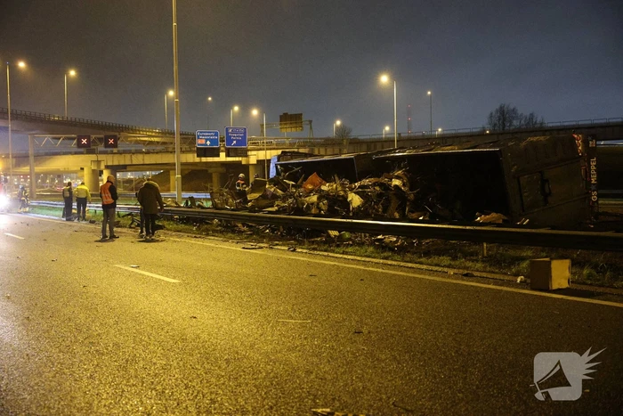 Bestuurder bevrijdt na ongeval vrachtwagen