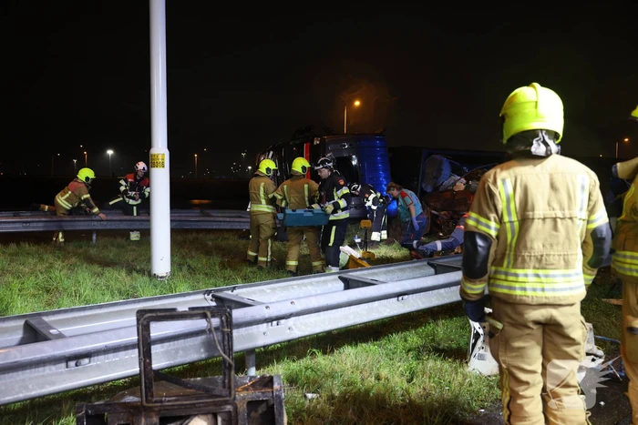 Bestuurder bevrijdt na ongeval met vrachtwagen
