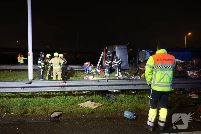 Bestuurder bevrijdt na ongeval met vrachtwagen