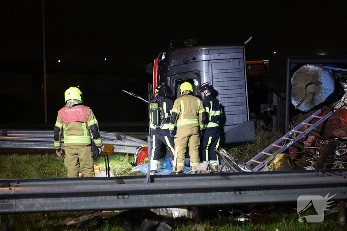 Bestuurder bevrijdt na ongeval met vrachtwagen
