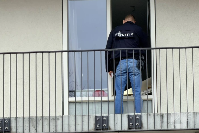Politie en recherche doorzoeken woning vanwege mogelijke explosief
