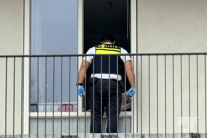 Politie en recherche doorzoeken woning vanwege mogelijke explosief