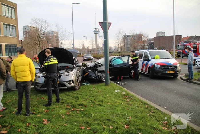Zware aanrijding tussen twee voertuigen