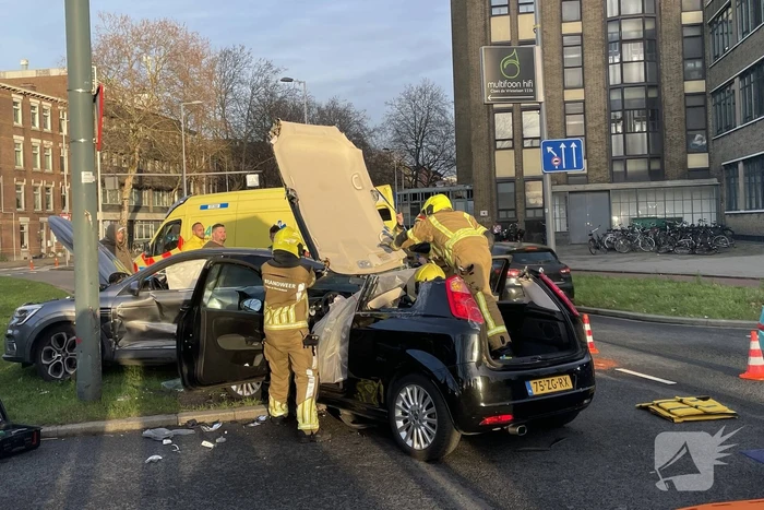 Zware aanrijding tussen twee voertuigen