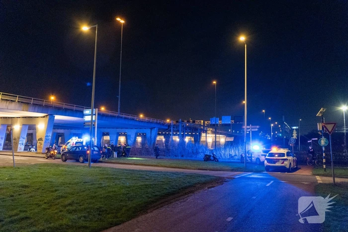 Twee scooterrijders botsten op fietspad