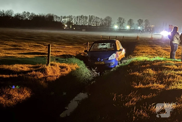 Auto belandt in sloot na aanrijding