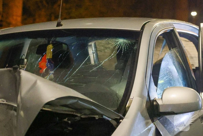 Auto botst tegen verkeerspaal