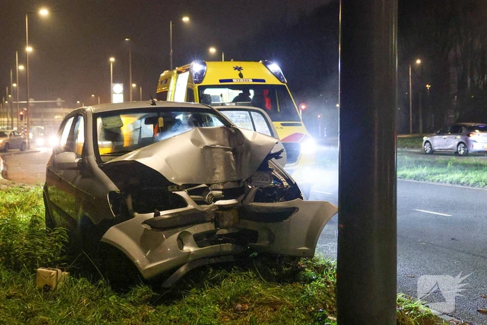 Auto botst tegen verkeerspaal