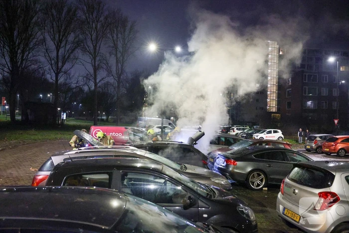 Auto in vlammen op parkeerplaats