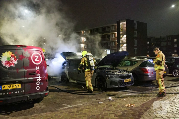 Auto in vlammen op parkeerplaats
