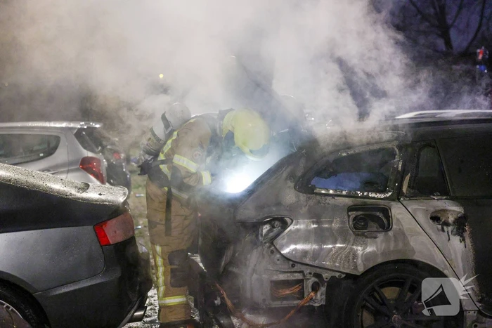 Auto in vlammen op parkeerplaats