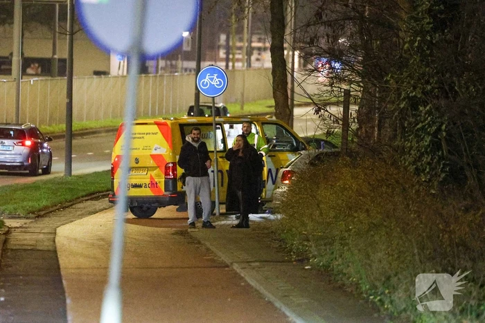 Auto ramt lantaarnpaal, scooterrijder gewond