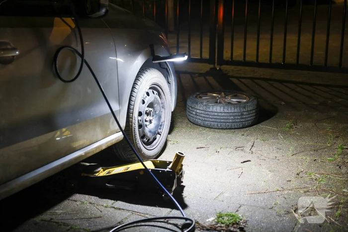 Auto ramt lantaarnpaal, scooterrijder gewond