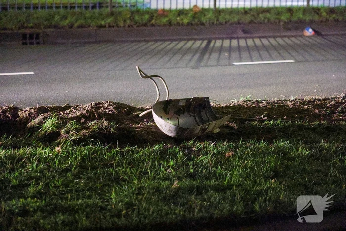 Auto ramt lantaarnpaal, scooterrijder gewond