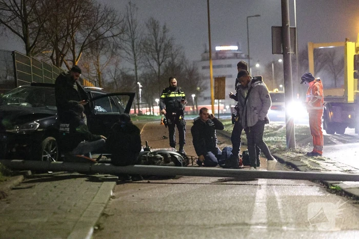 Auto ramt lantaarnpaal, scooterrijder gewond