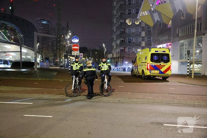 Politievoertuig vast in modder tijdens inzet