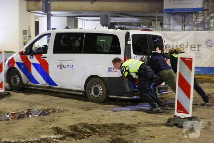 Politievoertuig vast in modder tijdens inzet