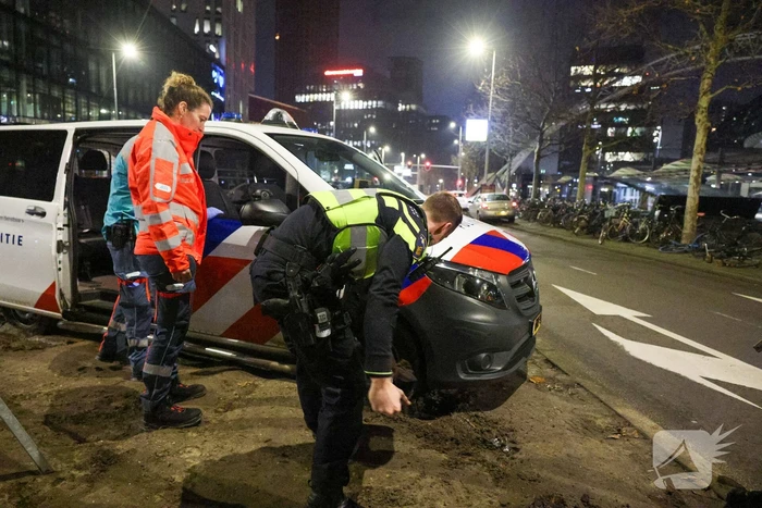Politievoertuig vast in modder tijdens inzet