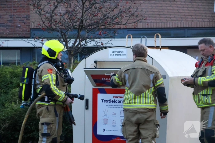 Baldadige jeugd steekt vuurwerk af in kledingcontainer