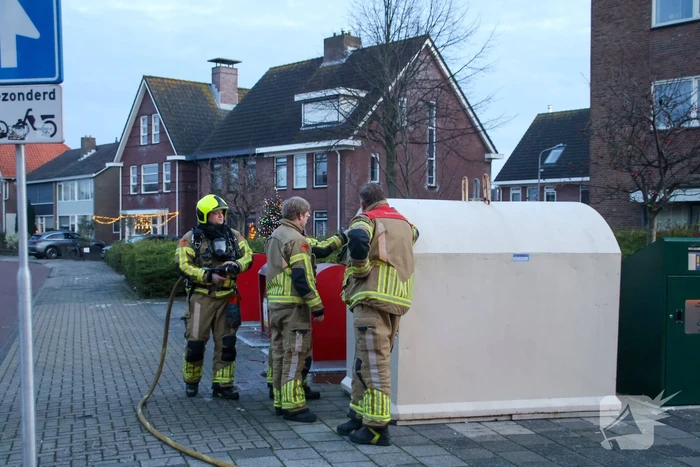 Baldadige jeugd steekt vuurwerk af in kledingcontainer