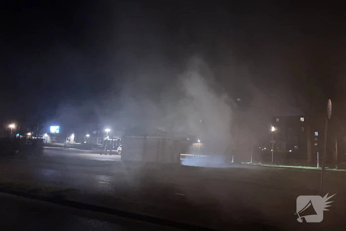 Rookontwikkeling en uitslaande brand in kledingcontainer