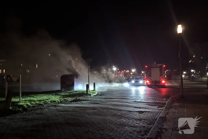 Rookontwikkeling en uitslaande brand in kledingcontainer