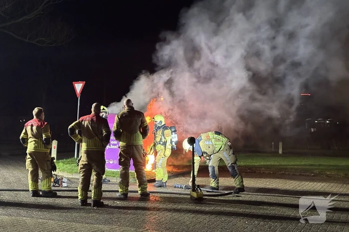 Rookontwikkeling en uitslaande brand in kledingcontainer