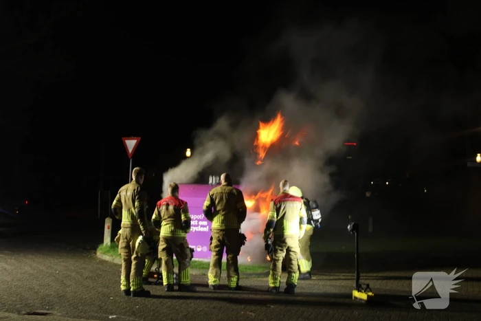 Rookontwikkeling en uitslaande brand in kledingcontainer