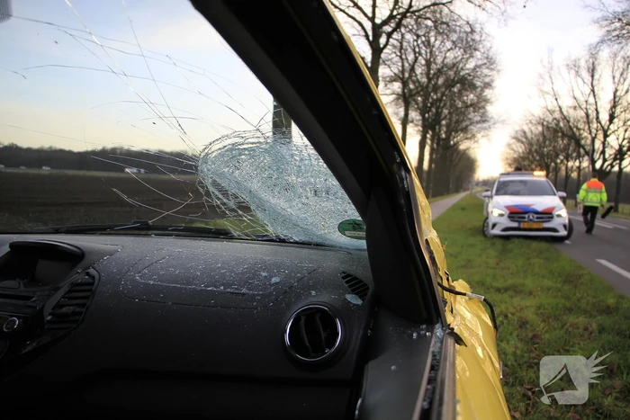 Aanrijding met letsel na botsing tussen auto en vrachtwagen
