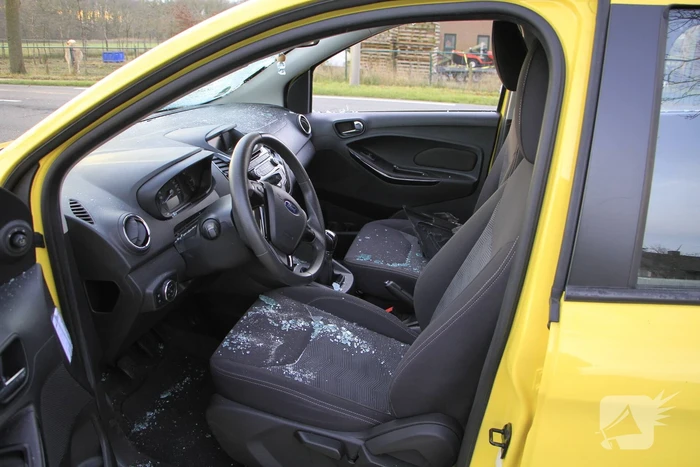 Aanrijding met letsel na botsing tussen auto en vrachtwagen