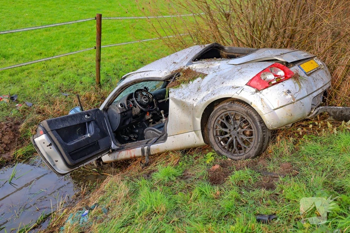Auto te water in ongeval