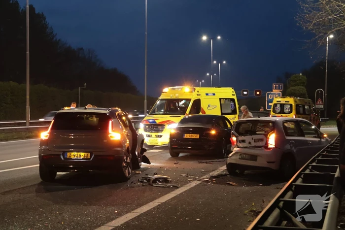 Zes voertuigen betrokken bij kettingbotsing op snelweg