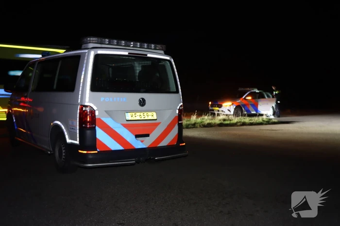 Bestuurder botst tegen dijk na poging tot aanrijding