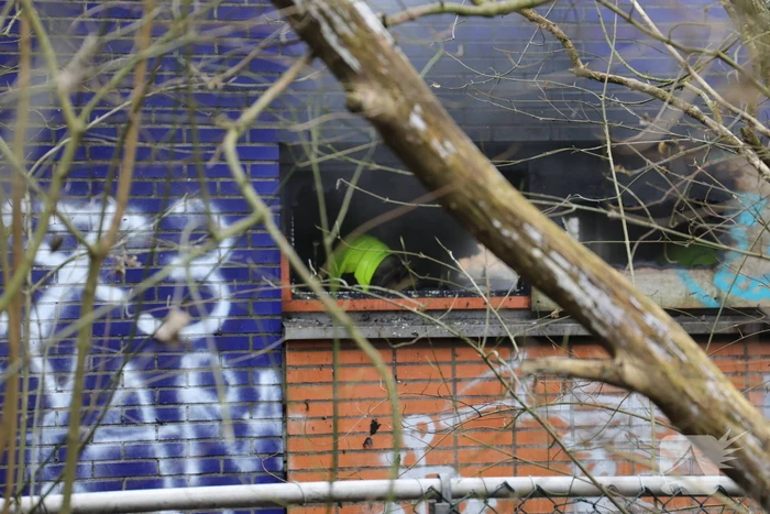 Brand in verlaten schuur zorgt voor sterke geur