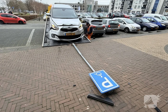 Ongeval met auto leidt tot schade aan pizzazaak