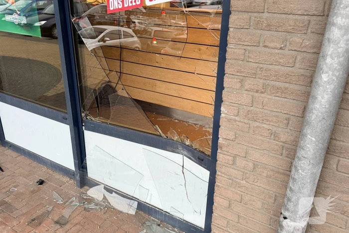 Ongeval met auto leidt tot schade aan pizzazaak