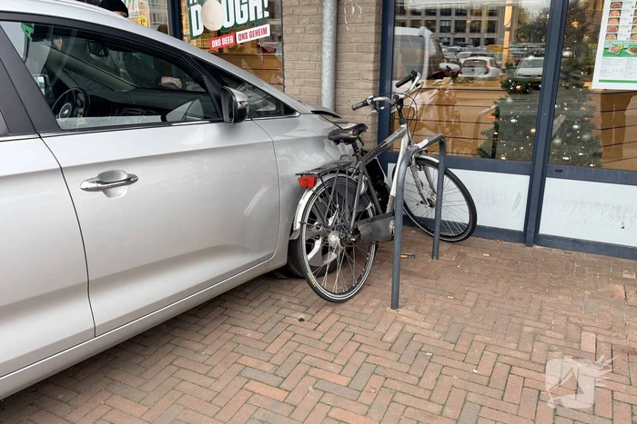 Ongeval met auto leidt tot schade aan pizzazaak