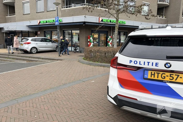 Ongeval met auto leidt tot schade aan pizzazaak