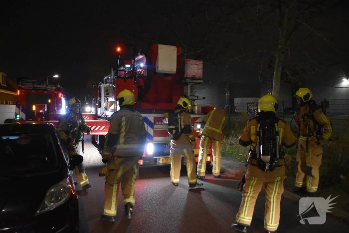 Brandweerlieden bestrijden schoorsteenbrand