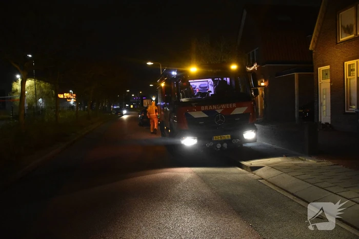 Brandweerlieden bestrijden schoorsteenbrand