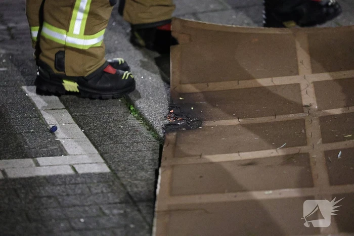 Explosie veroorzaakt brand in portiekwoning