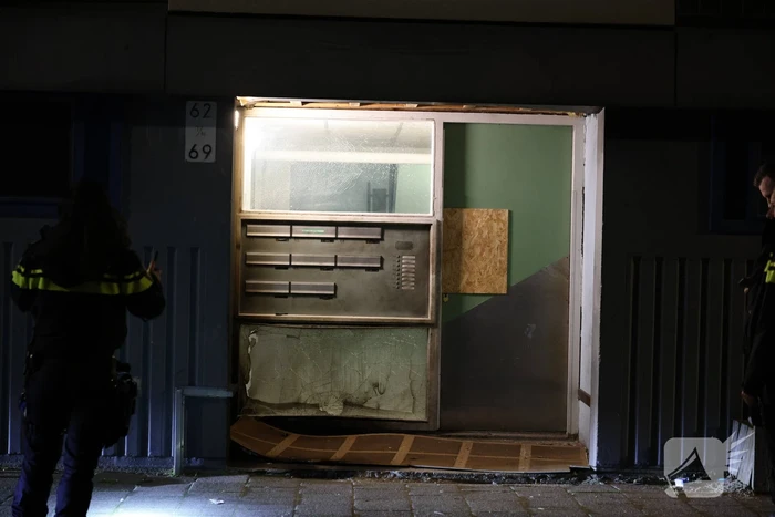 Explosie veroorzaakt brand in portiekwoning