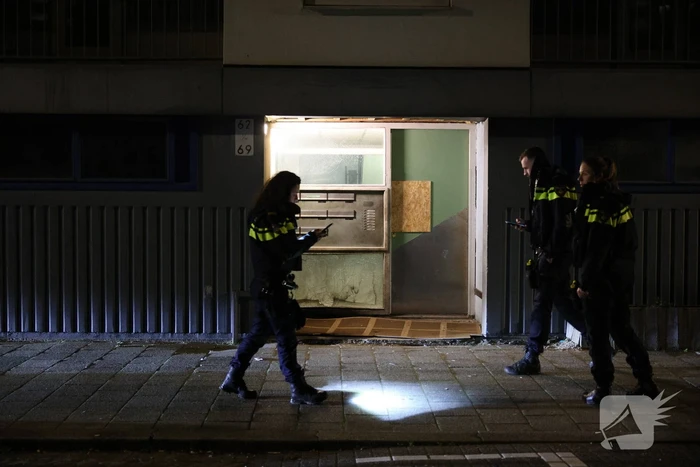 Explosie veroorzaakt brand in portiekwoning